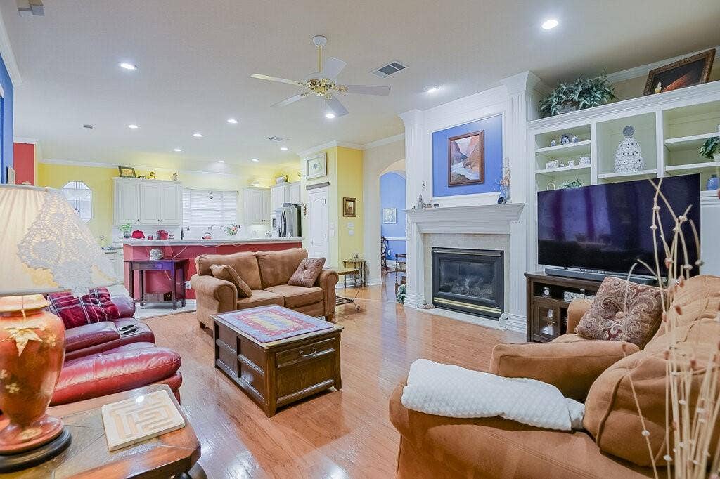 Spacious and open to the kitchen to share conversations.
