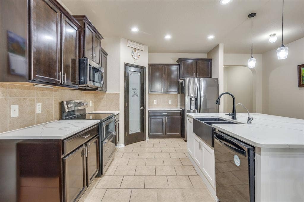 Sleek electric range with dual oven capabilities