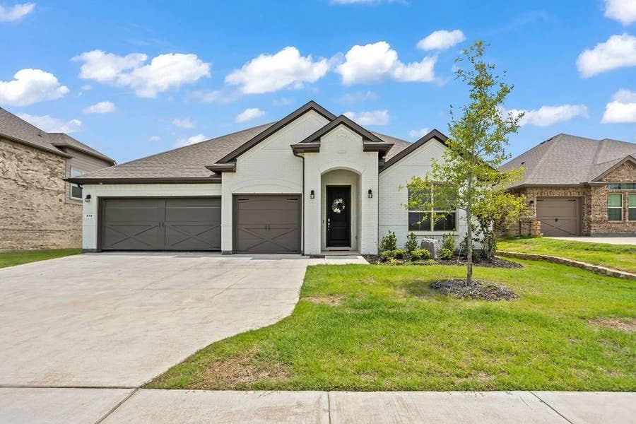 Property photo for 918 Bailey Lane, Mansfield, TX