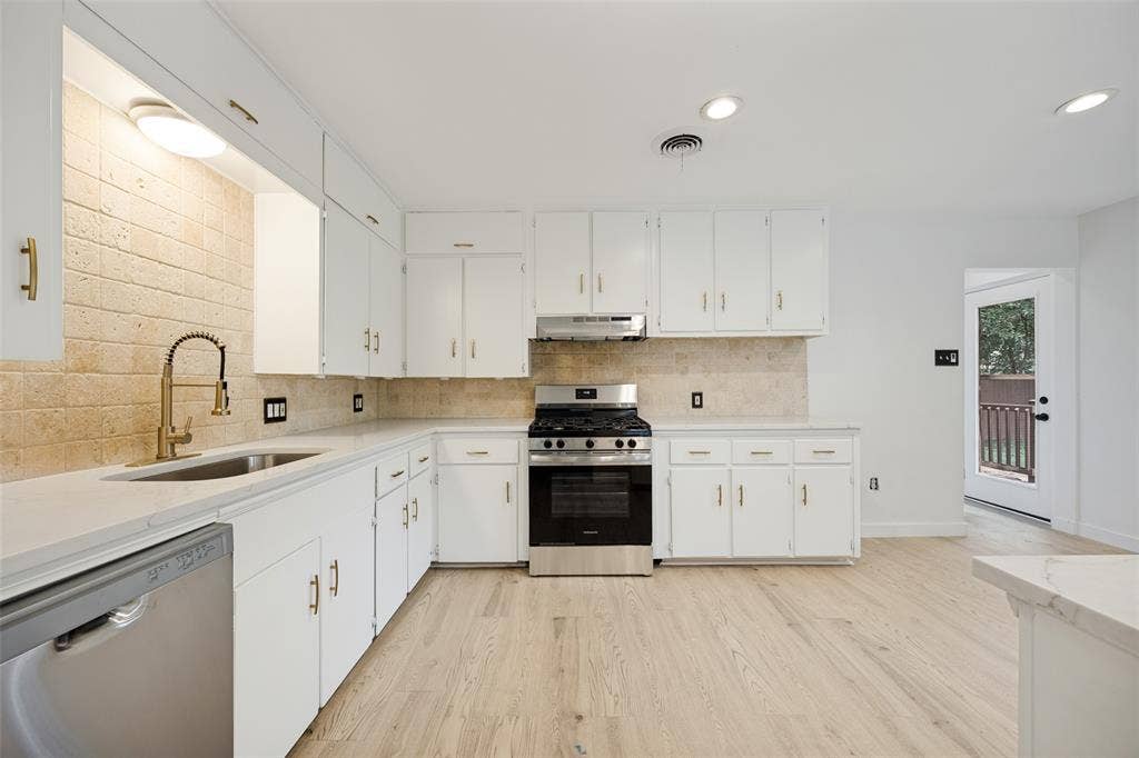 10109 San Lorenzo Drive, Dallas, TX 75228 10109 San Lorenzo Drive, Dallas, TX 75228
