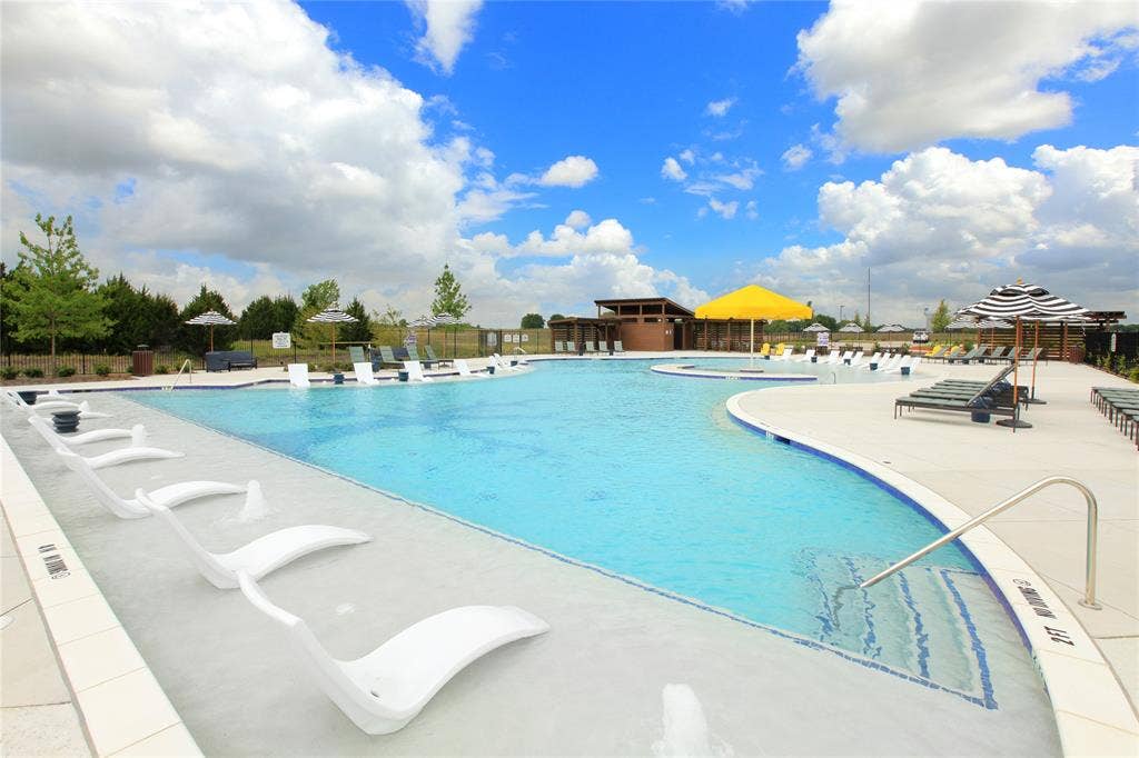 807 Hillburn Drive, Forney, TX 75126 Sparkling pool