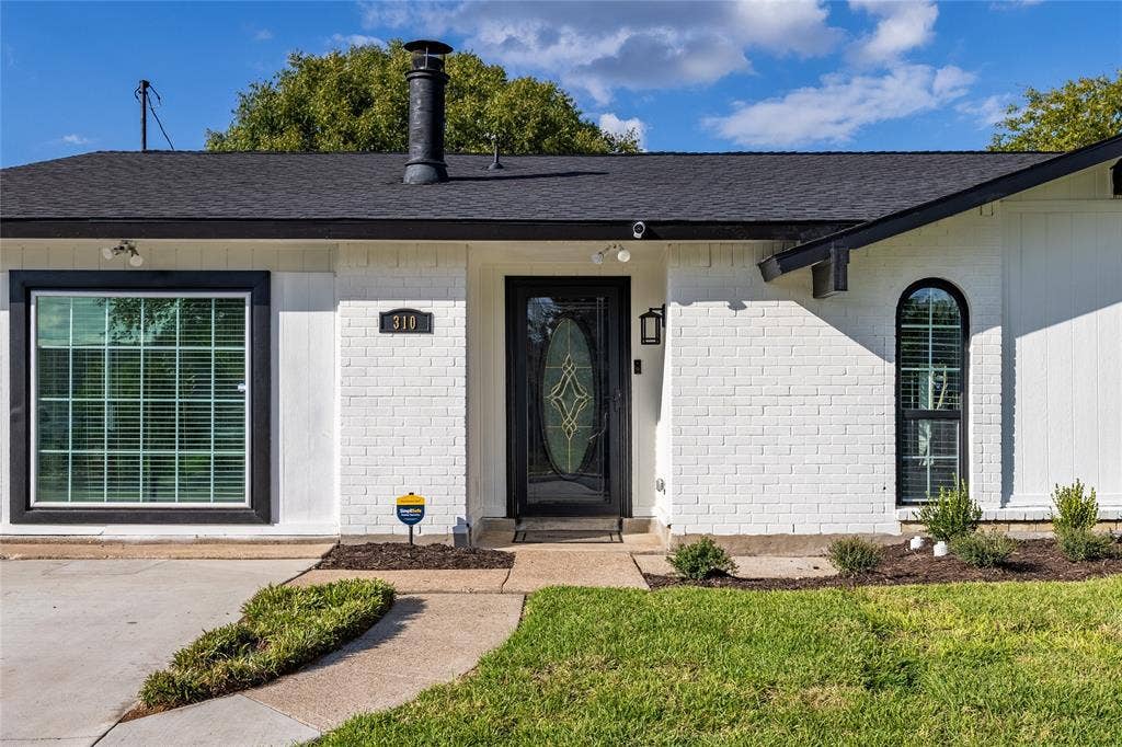 310 Glendale Drive, Grand Prairie, TX 75052 Outside Entry