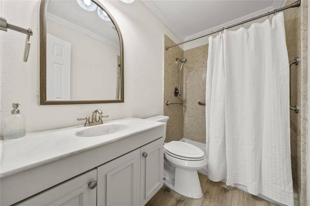 310 Glendale Drive, Grand Prairie, TX 75052 Hall Bath