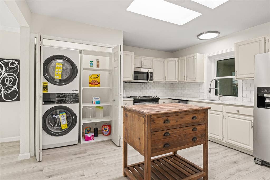 310 Glendale Drive, Grand Prairie, TX 75052 Laundry and Pantry Area