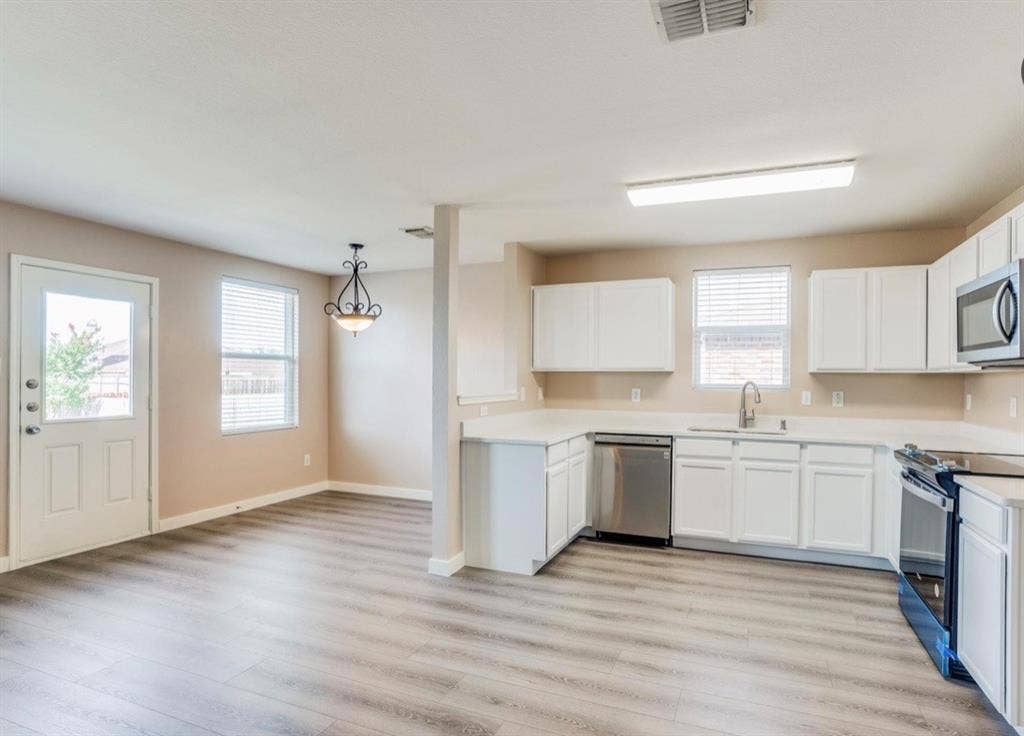 1053 Cavern Drive, Mesquite, TX 75181 1053 Cavern Drive, Mesquite, TX 75181