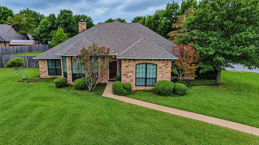 Property photo for 104 Lakeridge Court, Weatherford, TX