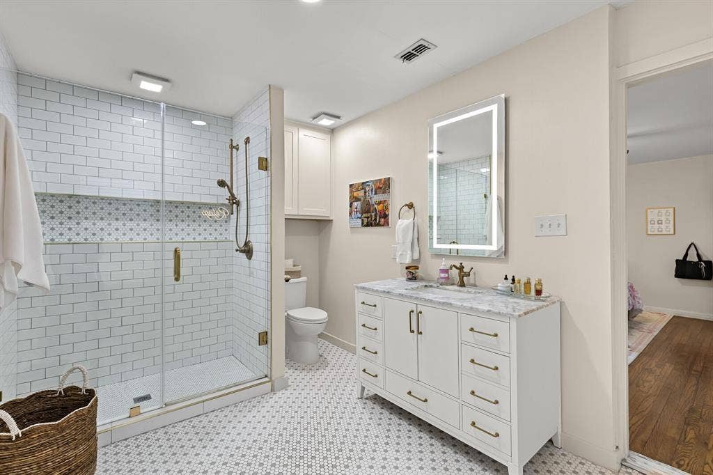 2425 S 2nd Street, Waco, TX 76706 Walk-in shower with white subway tile surround, integrated mosaic accent niche, and frameless glass door