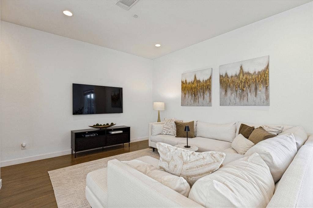 2107 Bennett Avenue, #20, Dallas, TX 75206 Living space featuring wood-finish flooring, crisp white walls, and recessed ceiling lighting