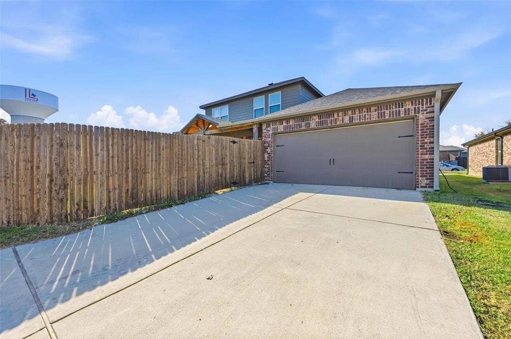 2020 Glen Hollow Drive, Lancaster, TX 75134
