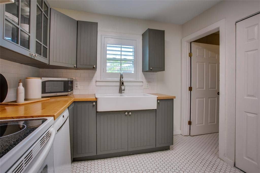 2745 Ivandell Avenue, Dallas, TX 75211 2745 Ivandell Avenue, Dallas, TX 75211