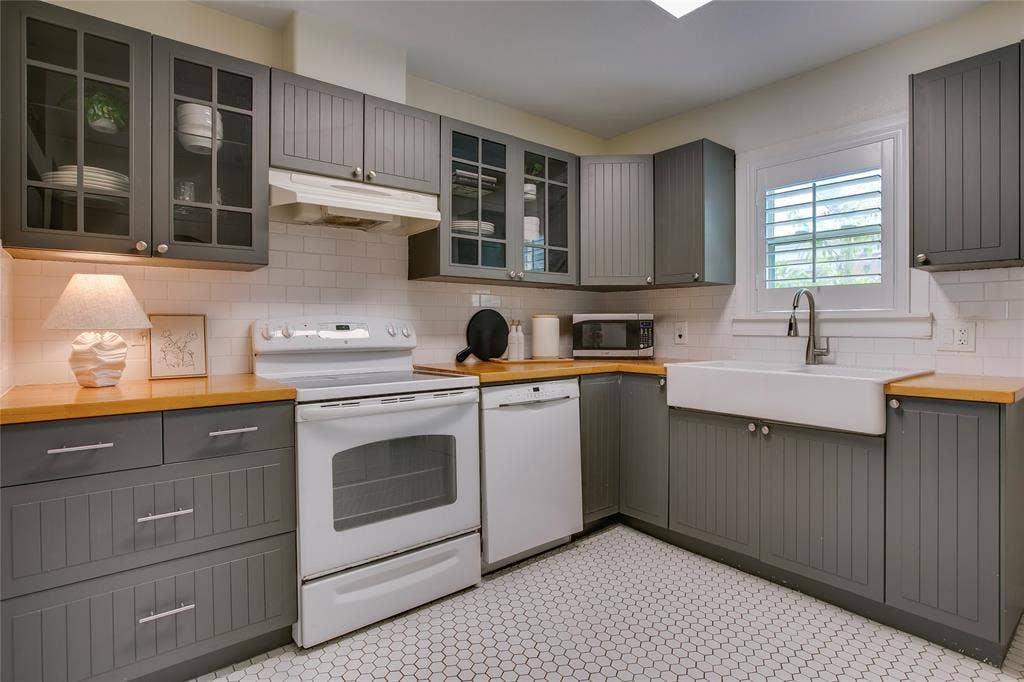 2745 Ivandell Avenue, Dallas, TX 75211 2745 Ivandell Avenue, Dallas, TX 75211
