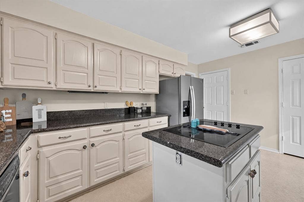 201 Oakhaven Drive, Grand Prairie, TX 75050 201 Oakhaven Drive, Grand Prairie, TX 75050