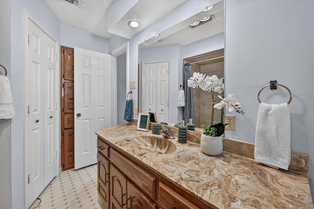 201 Oakhaven Drive, Grand Prairie, TX 75050 201 Oakhaven Drive, Grand Prairie, TX 75050