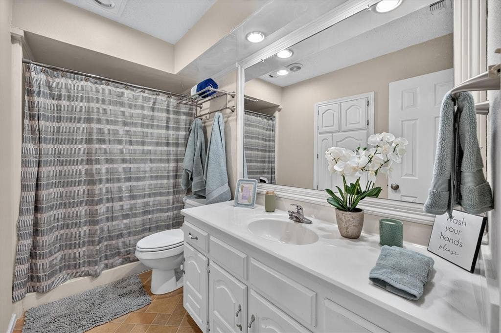 201 Oakhaven Drive, Grand Prairie, TX 75050 201 Oakhaven Drive, Grand Prairie, TX 75050