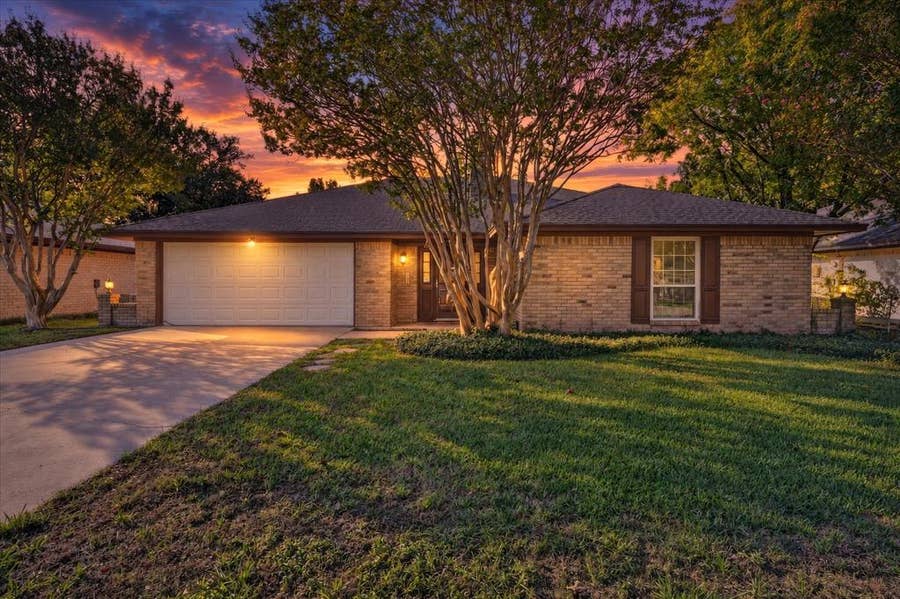 Property photo for 201 Oakhaven Drive, Grand Prairie, TX