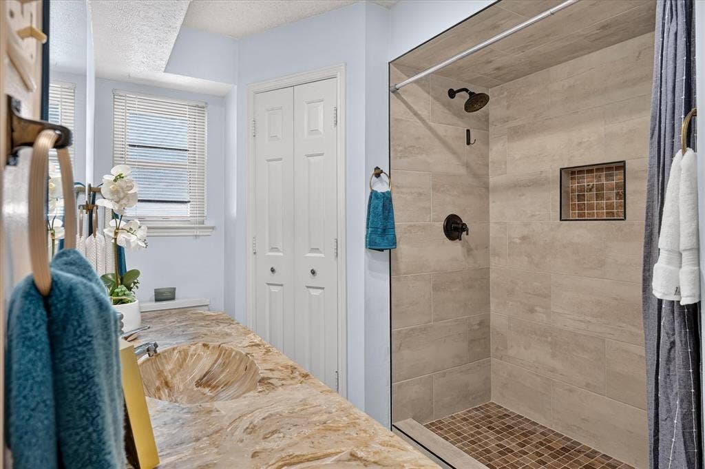 201 Oakhaven Drive, Grand Prairie, TX 75050 201 Oakhaven Drive, Grand Prairie, TX 75050