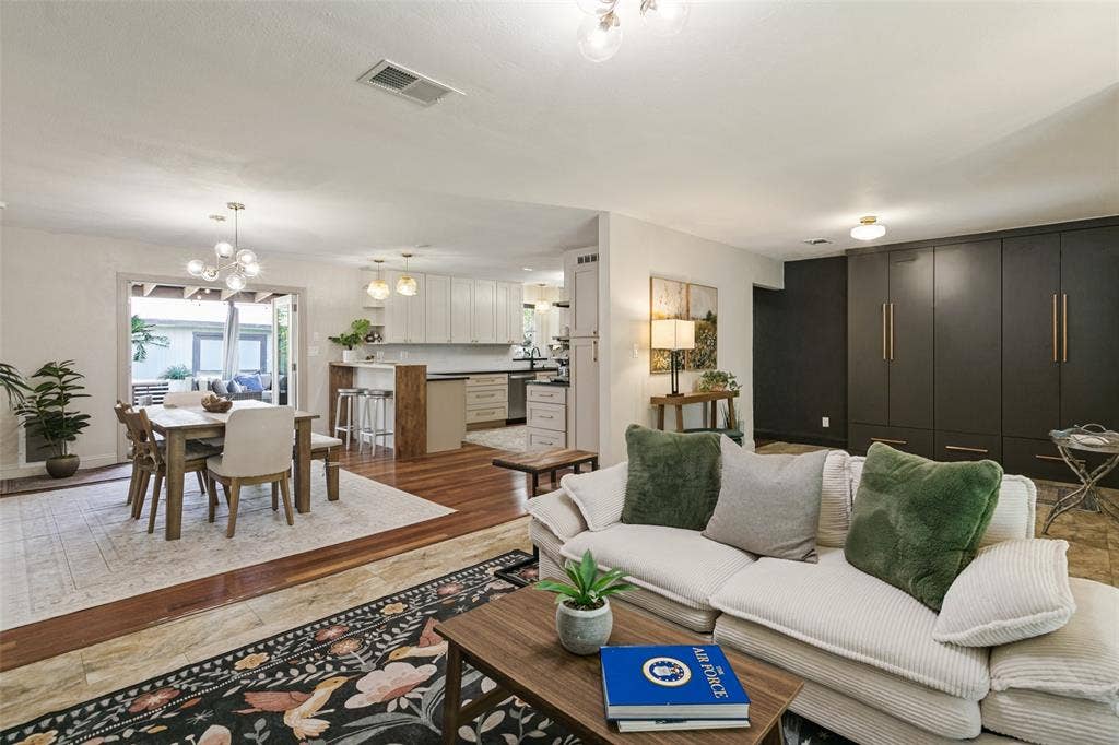3817 Springbranch Drive, Benbrook, TX 76116 3817 Springbranch Drive, Benbrook, TX 76116