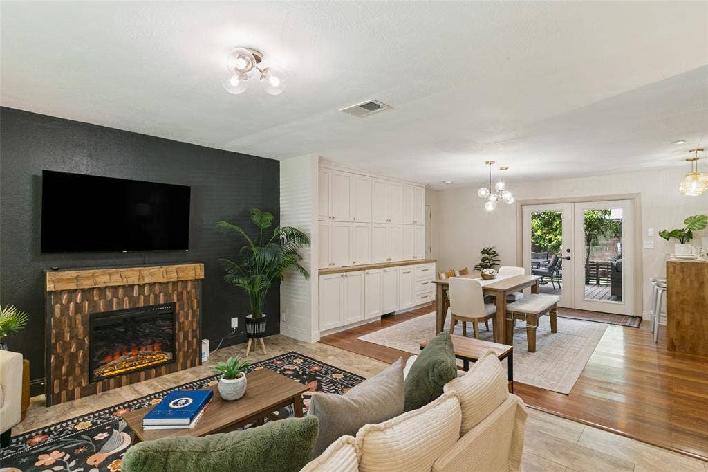 3817 Springbranch Drive, Benbrook, TX 76116 3817 Springbranch Drive, Benbrook, TX 76116