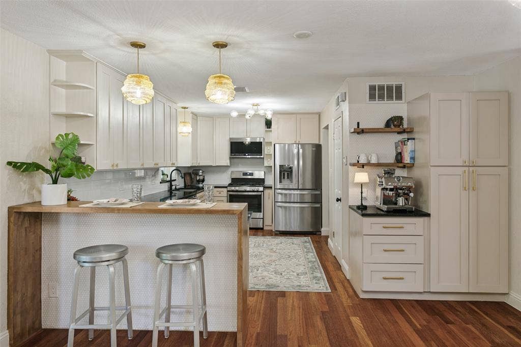 3817 Springbranch Drive, Benbrook, TX 76116 3817 Springbranch Drive, Benbrook, TX 76116