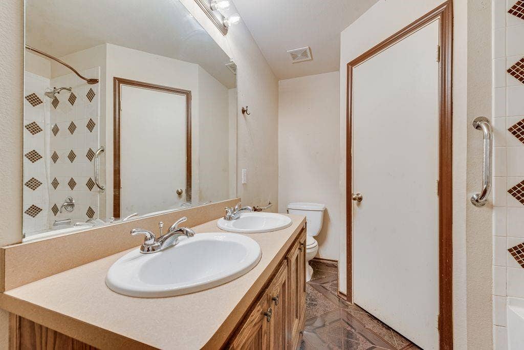 2833 Drycreek Lane, Dallas, TX 75237 2833 Drycreek Lane, Dallas, TX 75237