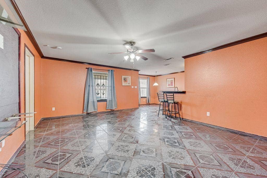 2833 Drycreek Lane, Dallas, TX 75237 2833 Drycreek Lane, Dallas, TX 75237