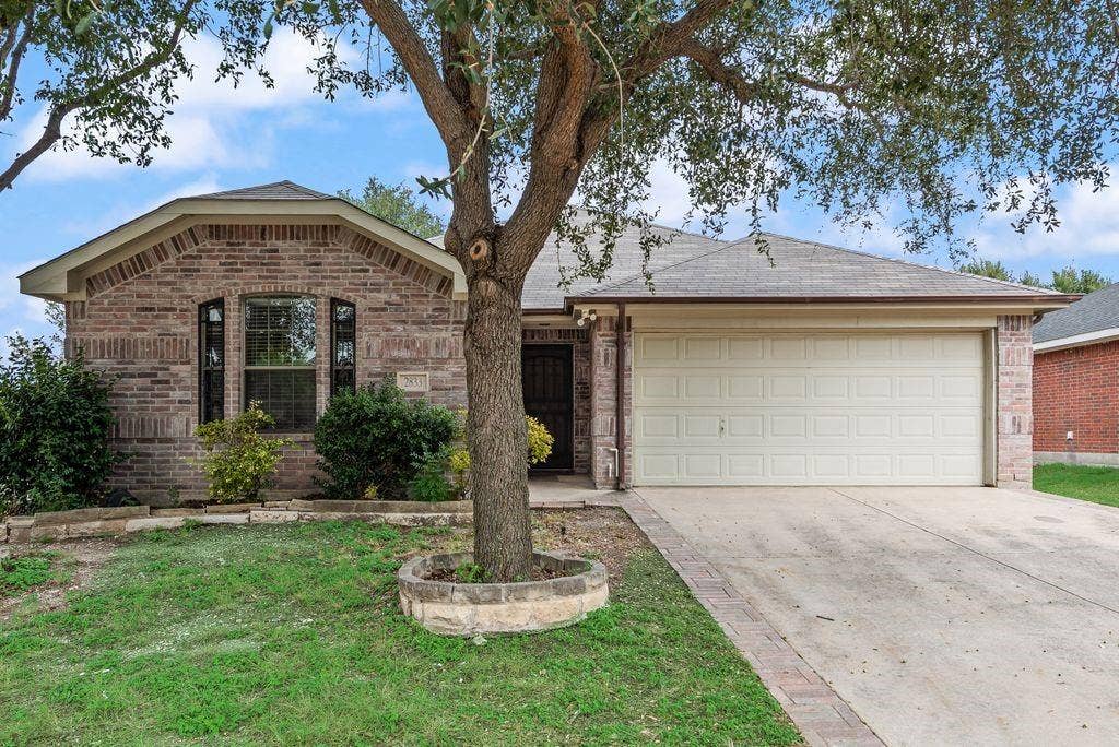 2833 Drycreek Lane, Dallas, TX 75237 2833 Drycreek Lane, Dallas, TX 75237
