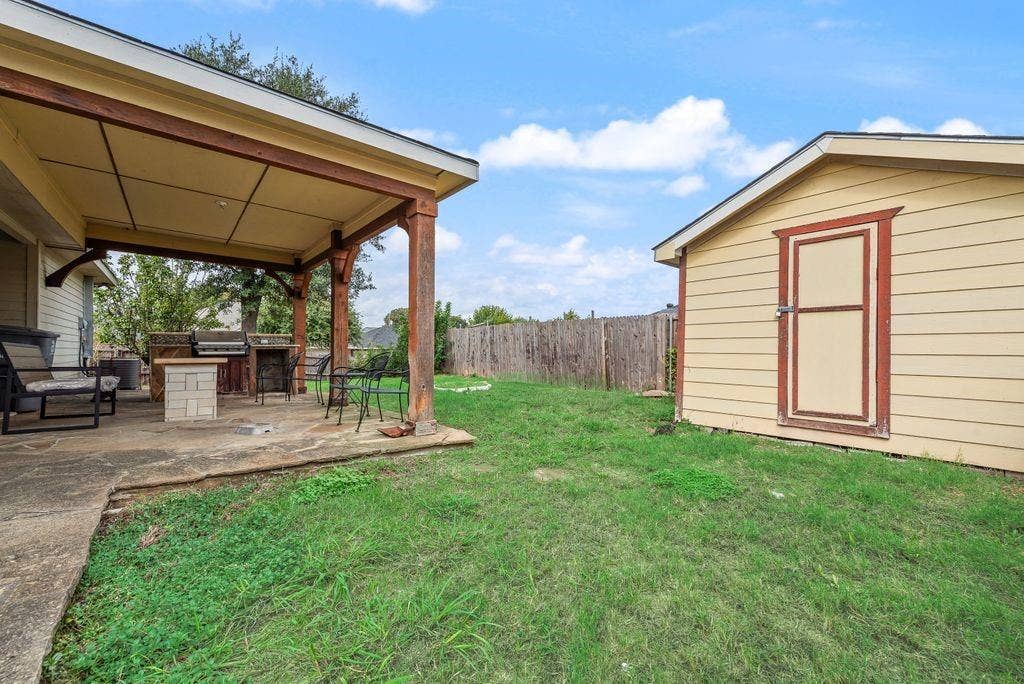 2833 Drycreek Lane, Dallas, TX 75237 2833 Drycreek Lane, Dallas, TX 75237