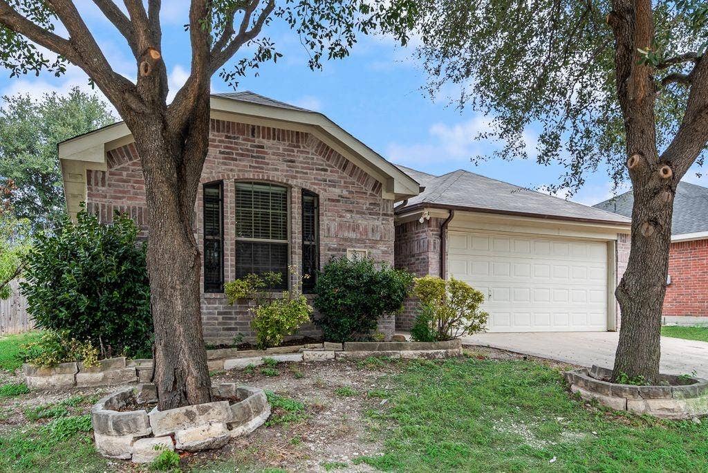 2833 Drycreek Lane, Dallas, TX 75237 2833 Drycreek Lane, Dallas, TX 75237