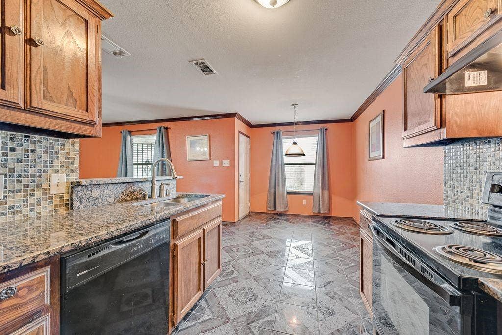 2833 Drycreek Lane, Dallas, TX 75237 2833 Drycreek Lane, Dallas, TX 75237