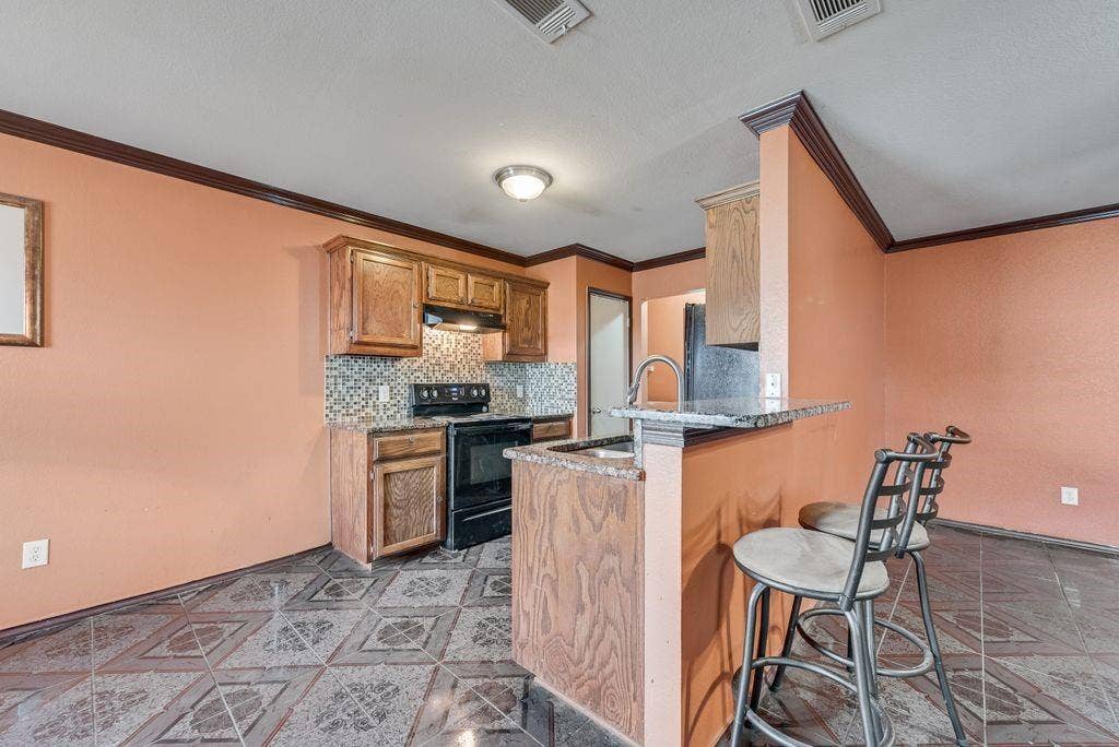 2833 Drycreek Lane, Dallas, TX 75237 2833 Drycreek Lane, Dallas, TX 75237