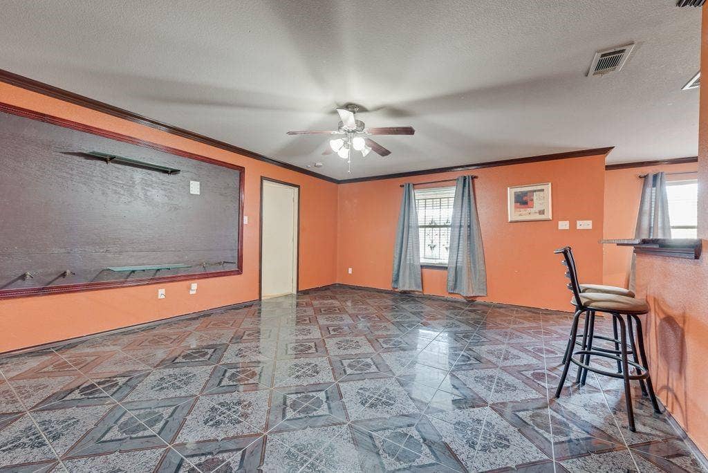 2833 Drycreek Lane, Dallas, TX 75237 2833 Drycreek Lane, Dallas, TX 75237