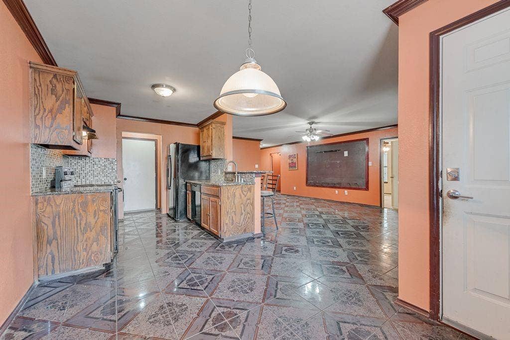 2833 Drycreek Lane, Dallas, TX 75237 2833 Drycreek Lane, Dallas, TX 75237