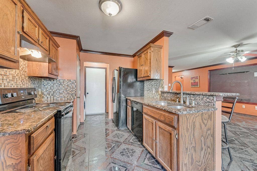 2833 Drycreek Lane, Dallas, TX 75237 2833 Drycreek Lane, Dallas, TX 75237