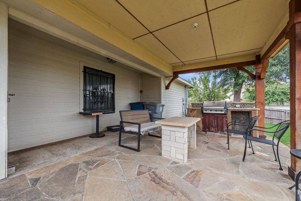 2833 Drycreek Lane, Dallas, TX 75237 2833 Drycreek Lane, Dallas, TX 75237