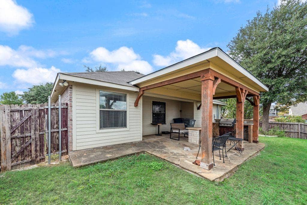 2833 Drycreek Lane, Dallas, TX 75237 2833 Drycreek Lane, Dallas, TX 75237