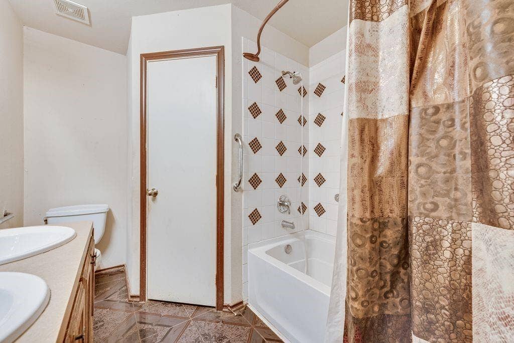 2833 Drycreek Lane, Dallas, TX 75237 2833 Drycreek Lane, Dallas, TX 75237