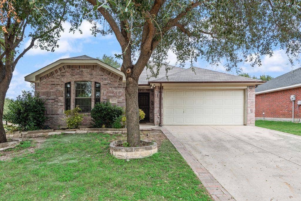 2833 Drycreek Lane, Dallas, TX 75237 2833 Drycreek Lane, Dallas, TX 75237