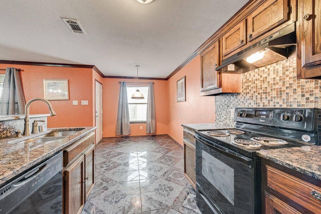 2833 Drycreek Lane, Dallas, TX 75237 2833 Drycreek Lane, Dallas, TX 75237
