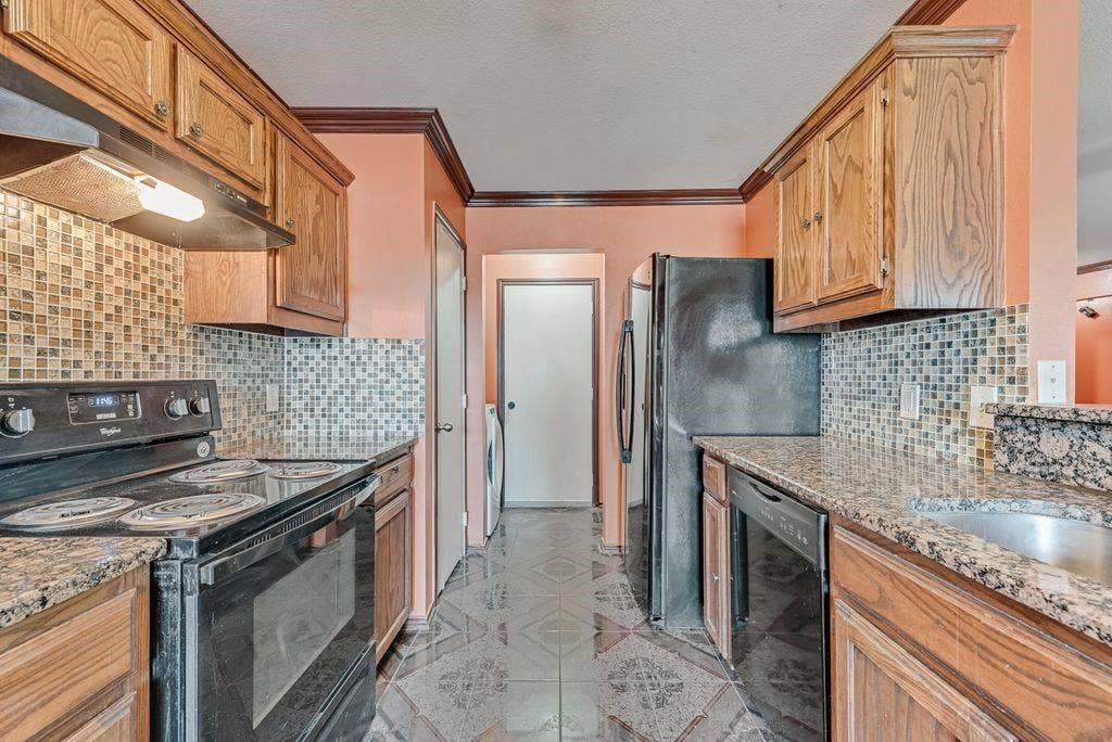 2833 Drycreek Lane, Dallas, TX 75237 2833 Drycreek Lane, Dallas, TX 75237