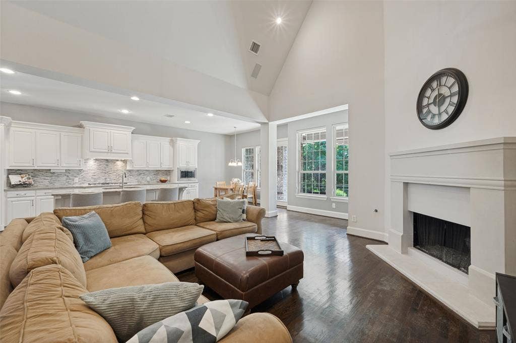301 Longhorn Drive, McKinney, TX 75071 Spacious family room with vaulted ceilings, a gas fireplace and views of the backyard and greenbelt.