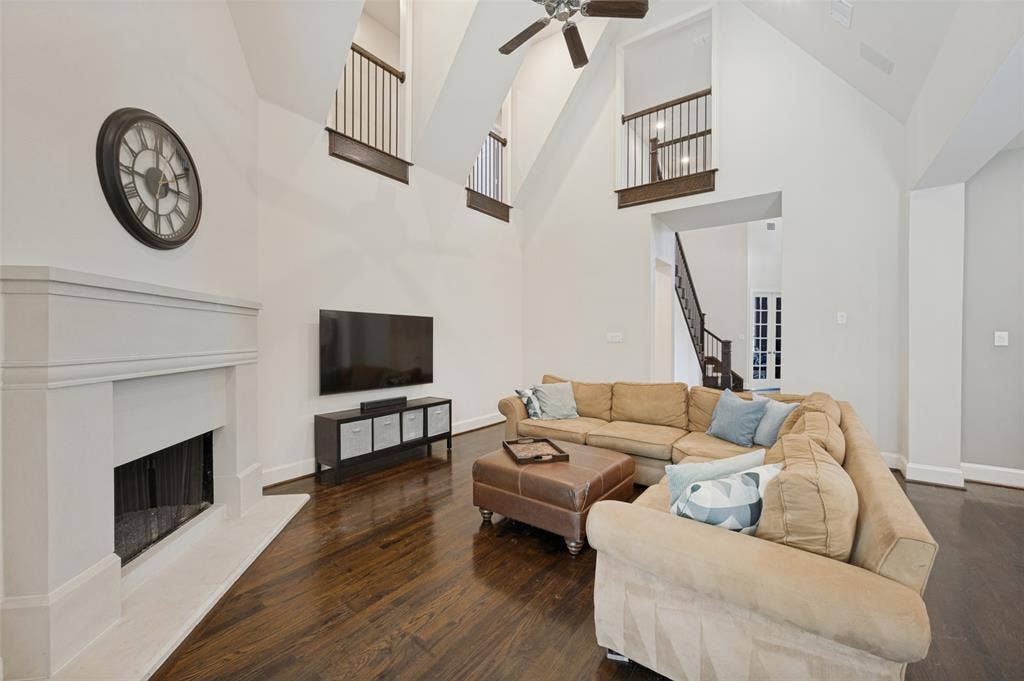 301 Longhorn Drive, McKinney, TX 75071 Spacious family room with vaulted ceilings, a gas fireplace and views of the backyard and greenbelt.