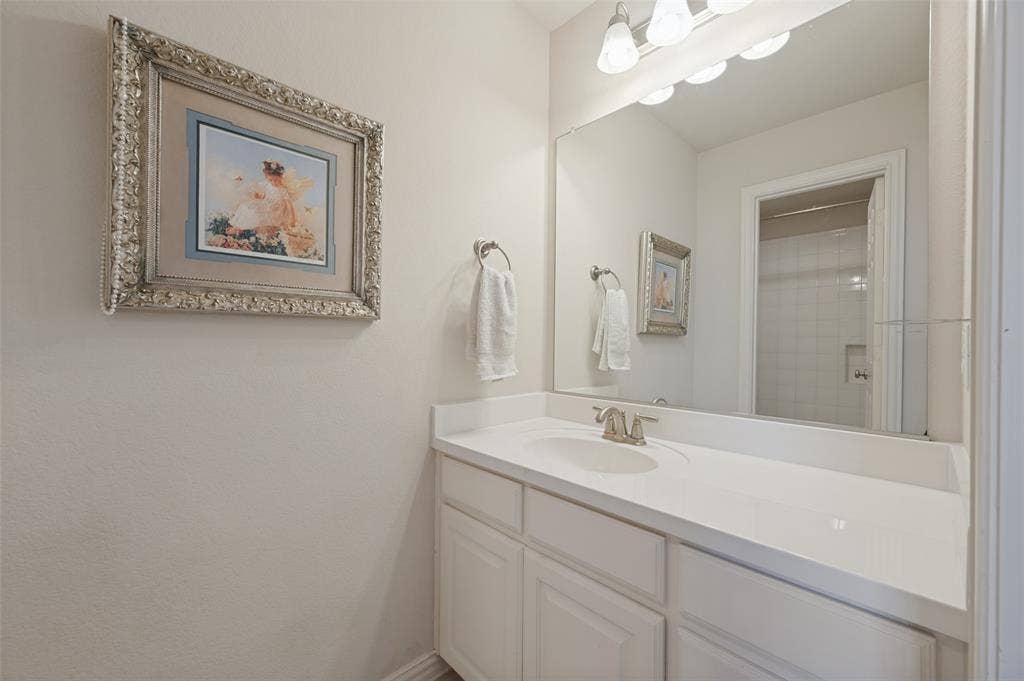 301 Longhorn Drive, McKinney, TX 75071 Jack and Jill Bathroom