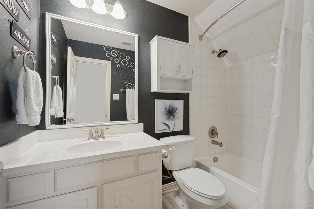 301 Longhorn Drive, McKinney, TX 75071 Upstairs secondary bedroom with private ensuite.