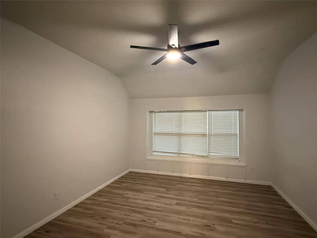 14 Heritage Way, Allen, TX 75002 Vaulted ceilings, wood-finish flooring, a contemporary ceiling fan with integrated lighting, and a large recessed window with built-in bench seating