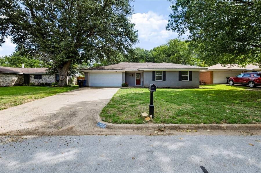 Property photo for 1508 Yucca Street, Midlothian, TX
