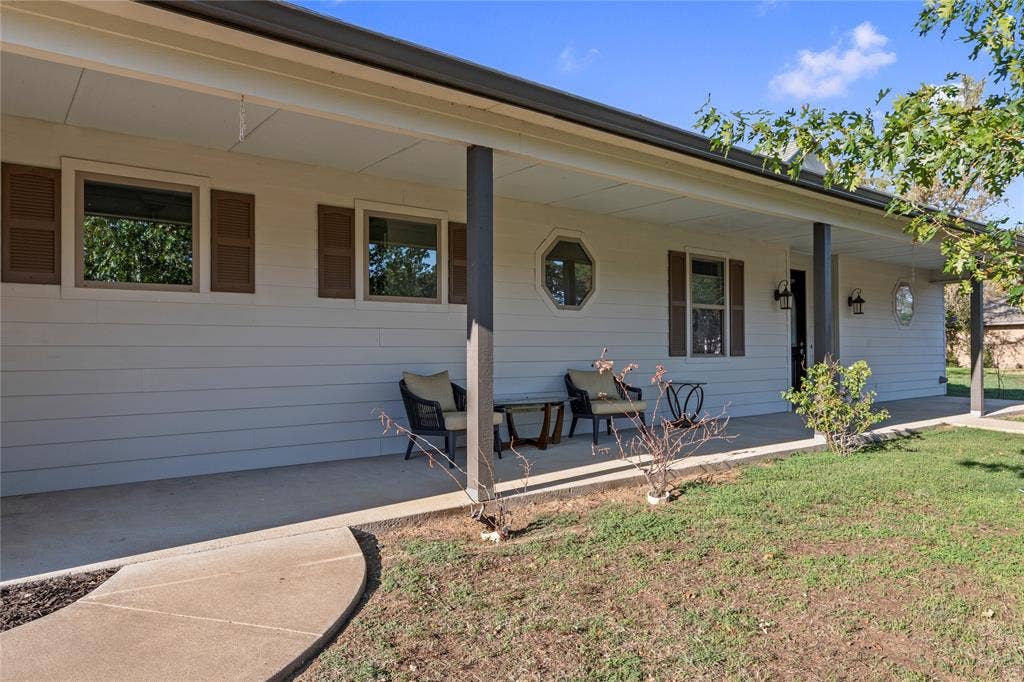 409 Oak Creek Drive, Tool, TX 75143 Expansive covered front porch offering plenty of room for outdoor seating.