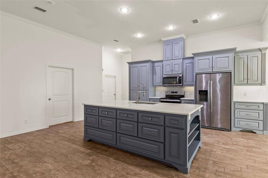 409 Oak Creek Drive, Tool, TX 75143 Large kitchen island offering generous countertop space, storage drawers, and additional open shelving.