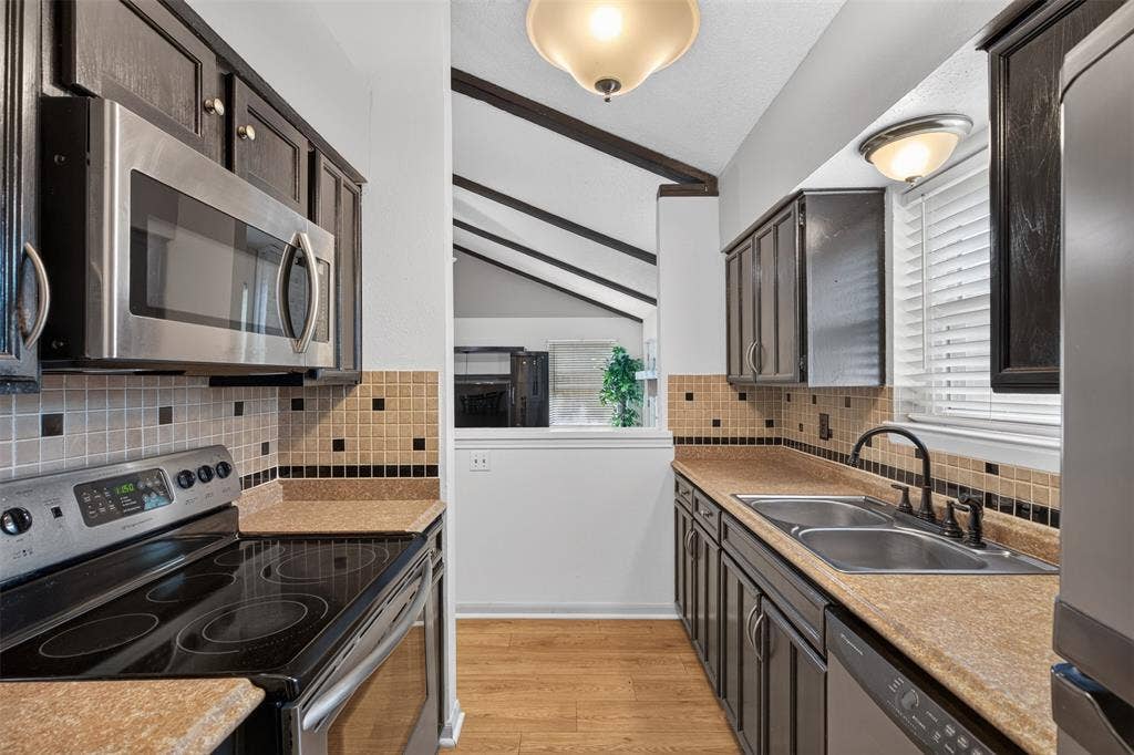 Kitchen 3 - Built in Mircowave & Tile Back Splash