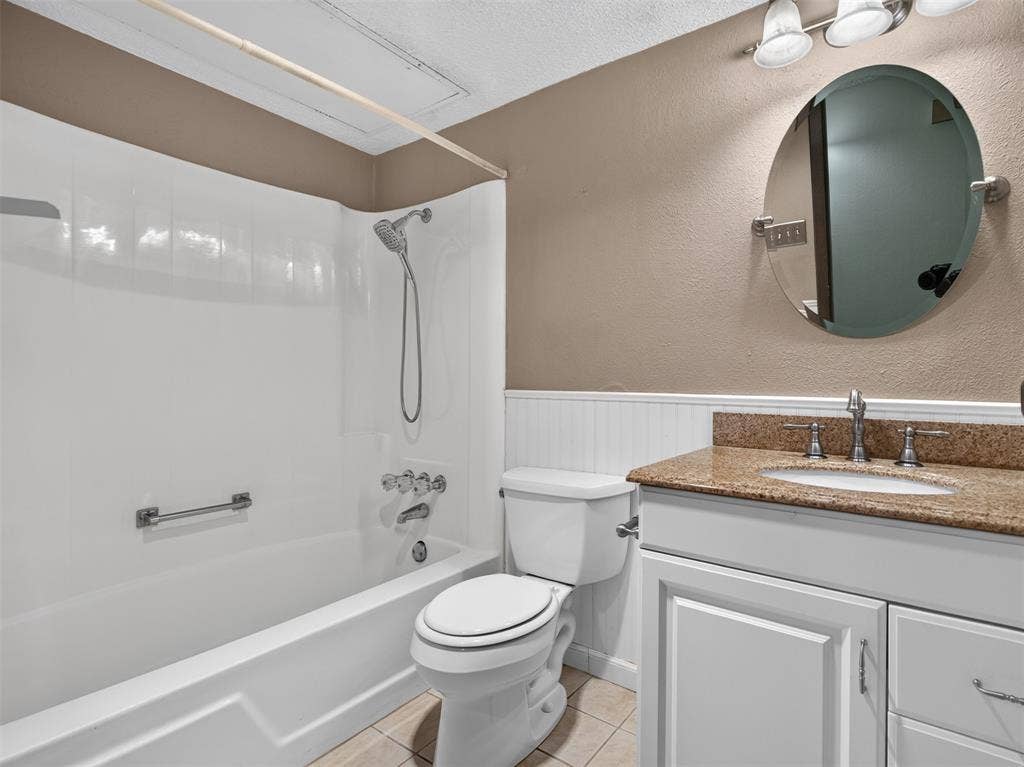 Hallway Full Bath