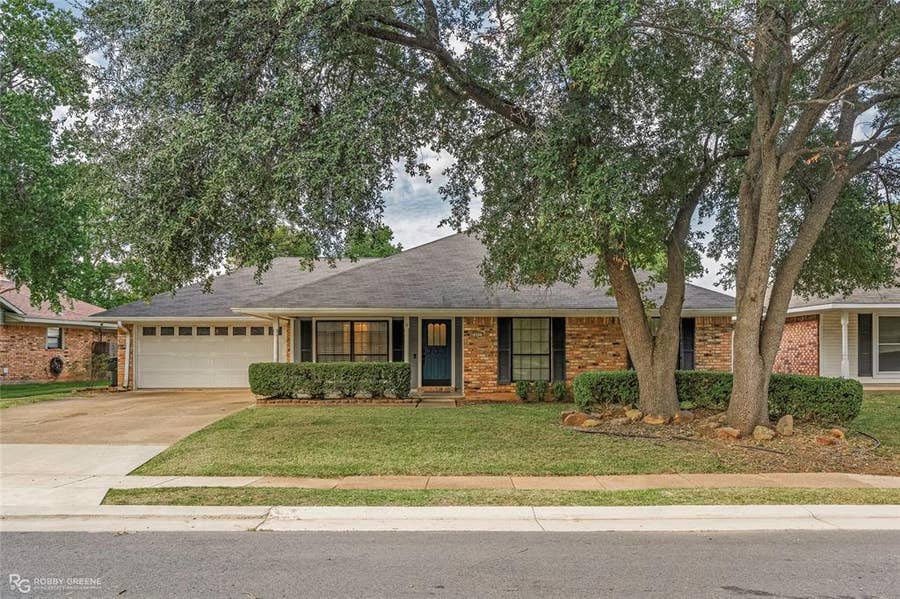Property photo for 405 Edgemont Drive, Bossier City, LA